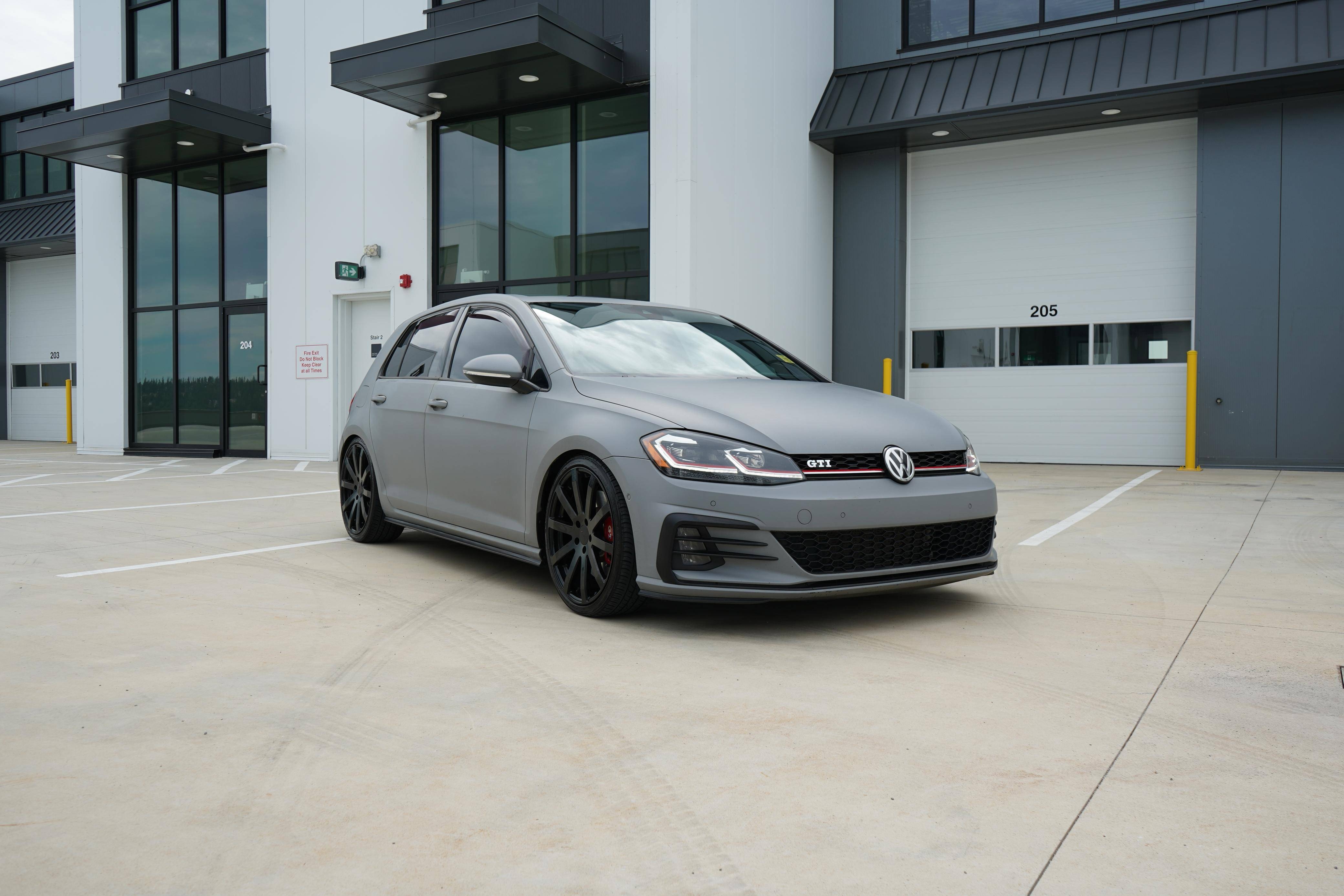 /worldwidemodernauto/2018-Volkswagen-GolfGTI-2792783484526349.jpg