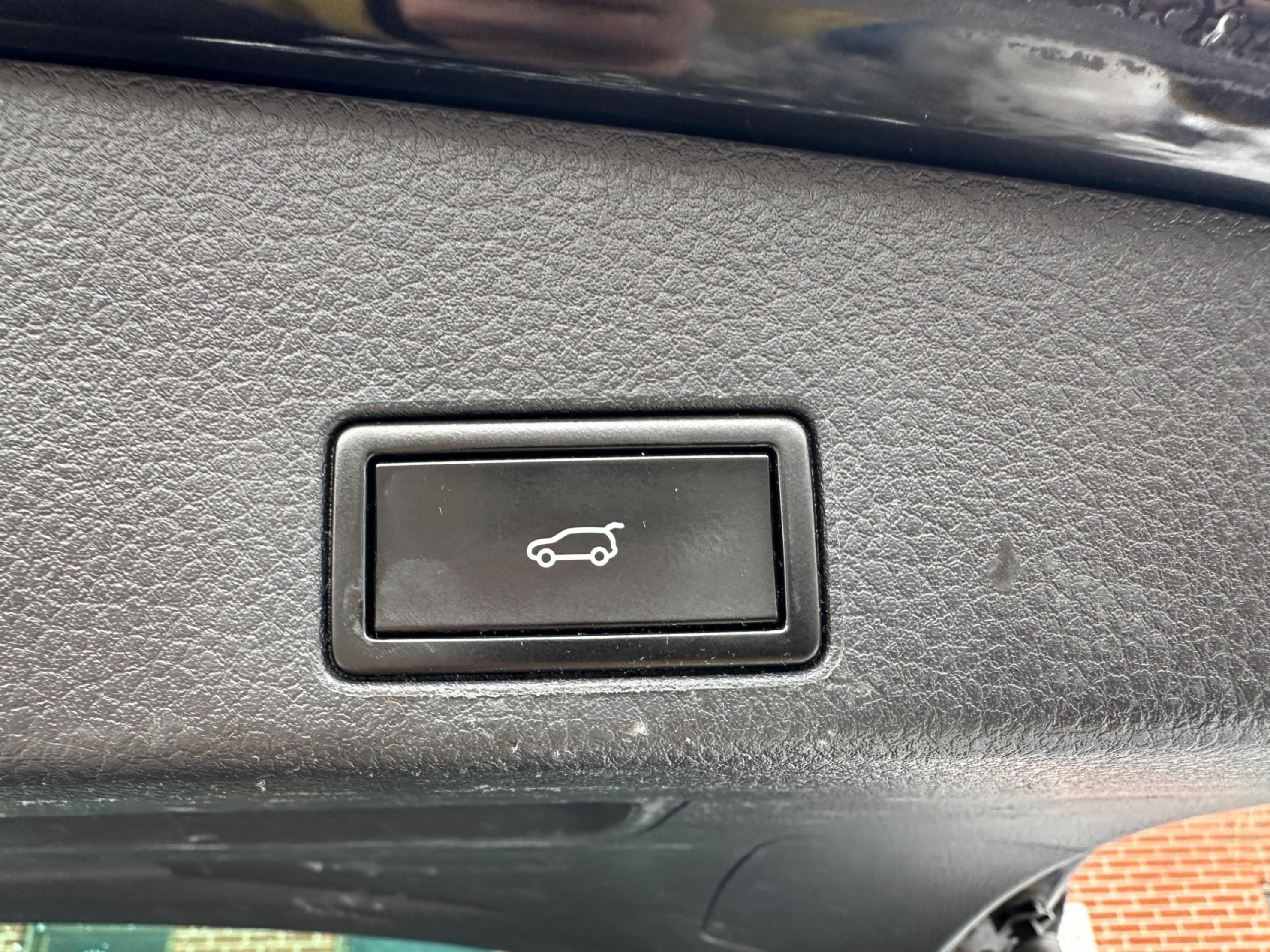 /yarafinecars/2015-Volkswagen-Touareg-14736327423424012.jpg