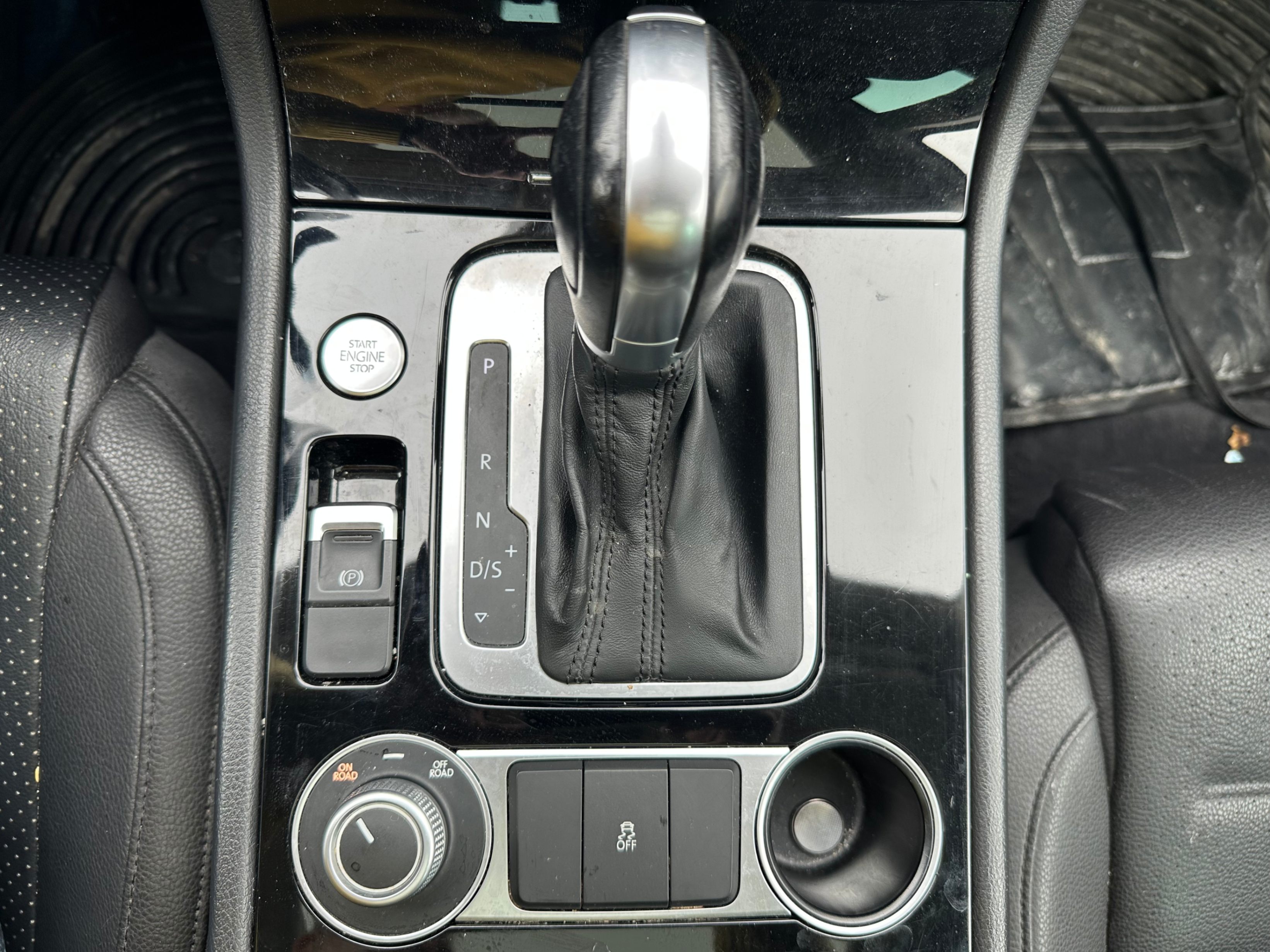 /yarafinecars/2015-Volkswagen-Touareg-29372278911059824.jpg