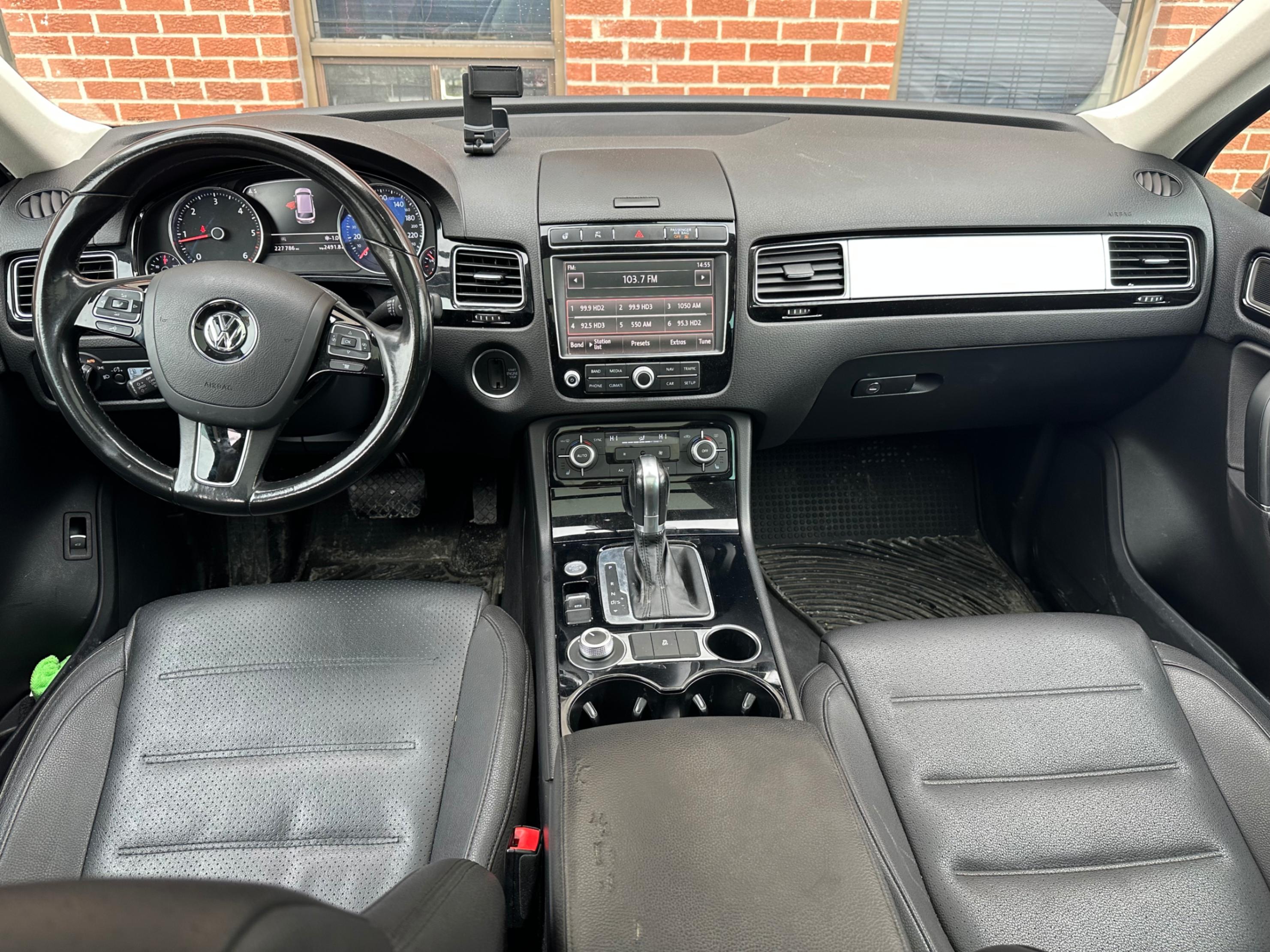 /yarafinecars/2015-Volkswagen-Touareg-3599363593924103.jpg