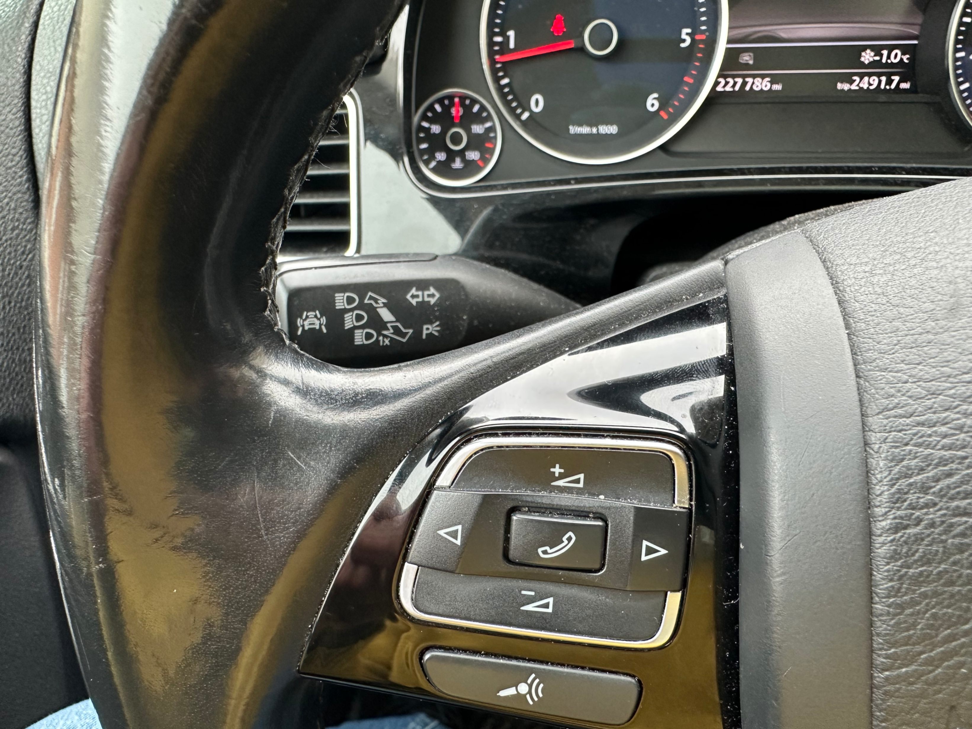 /yarafinecars/2015-Volkswagen-Touareg-5793289984255807.jpg