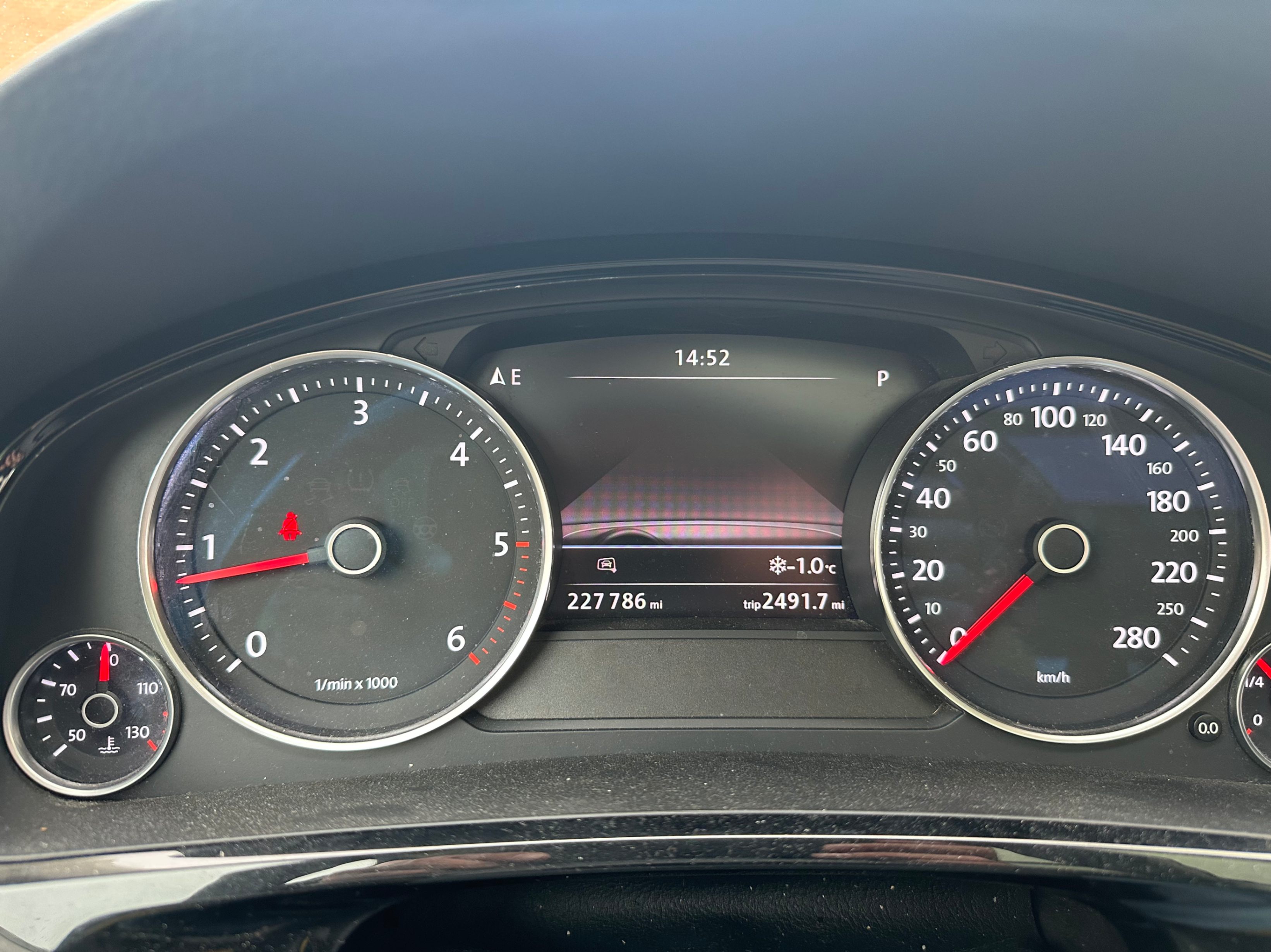 /yarafinecars/2015-Volkswagen-Touareg-8546258622931571.jpg