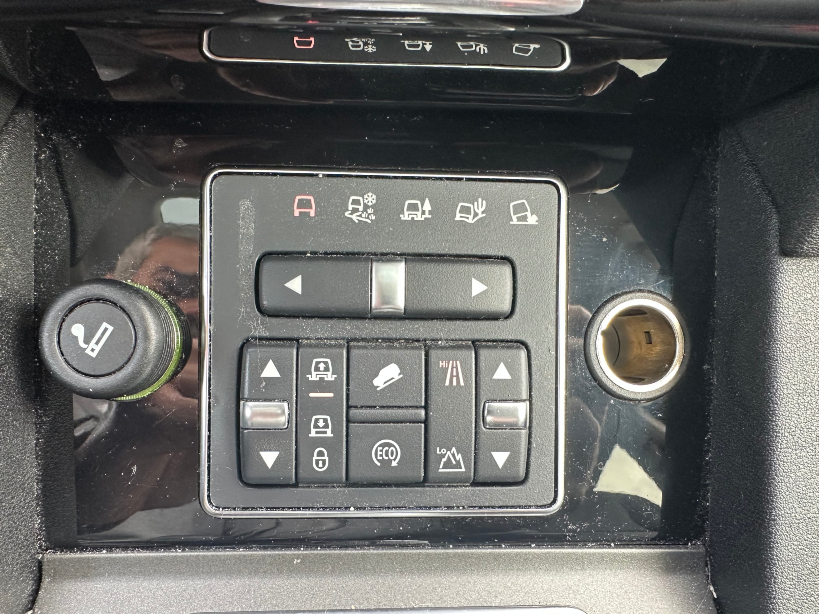 /yarafinecars/2016-LandRover-LR4-13010940700385332.jpg