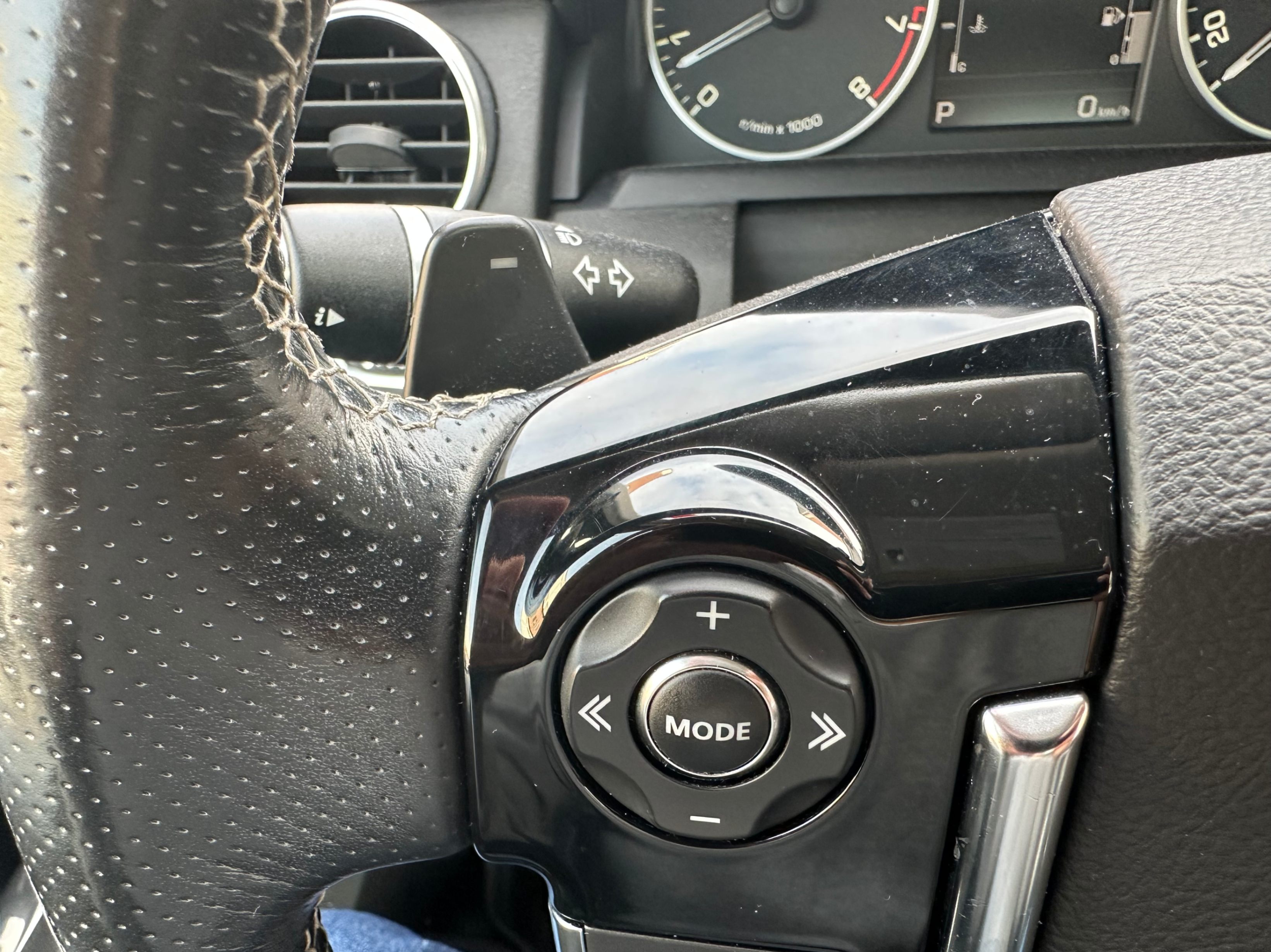 /yarafinecars/2016-LandRover-LR4-640133249926393.jpg