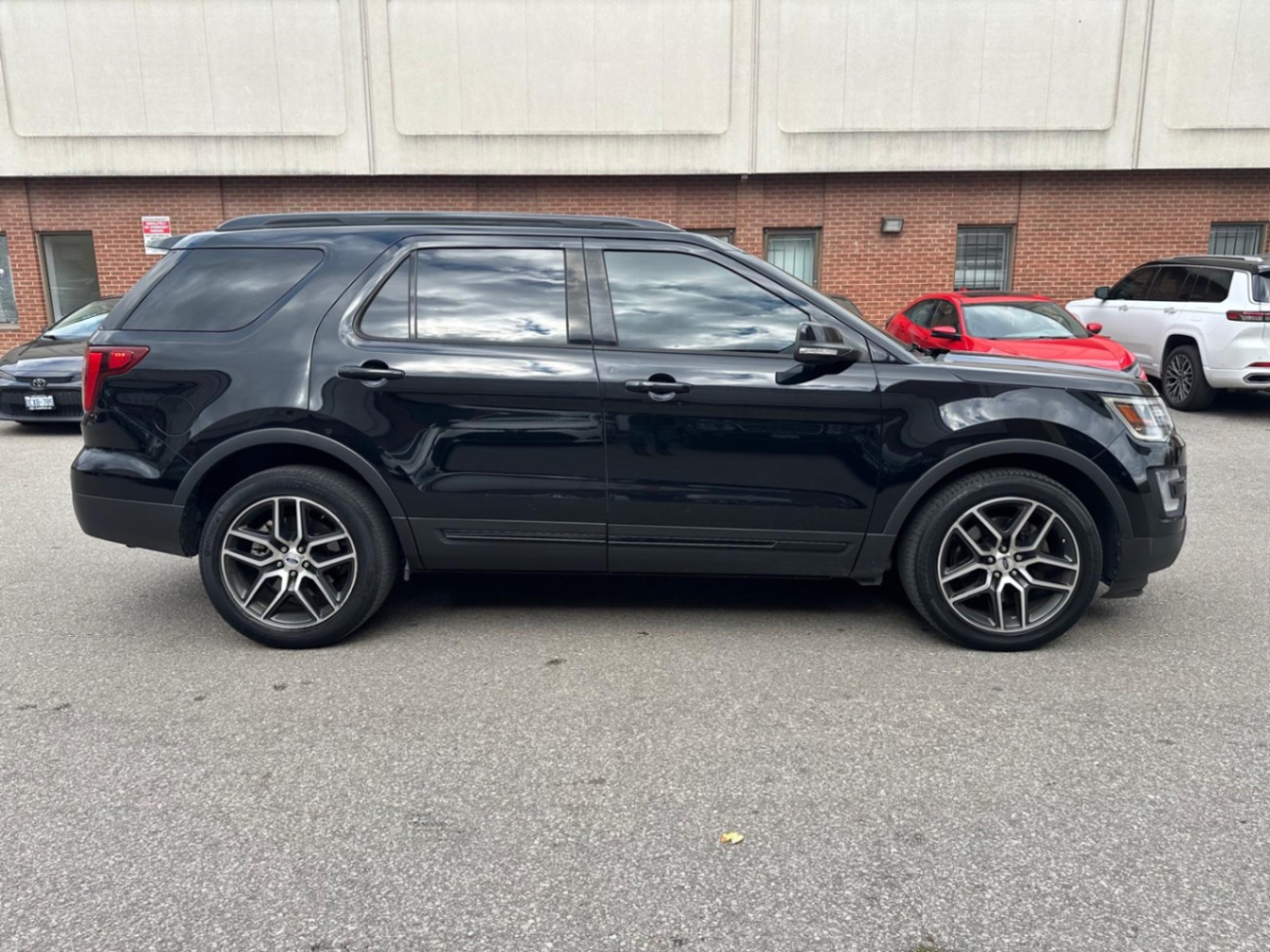 /yarafinecars/2017-Ford-Explorer-27126324886569586.jpg