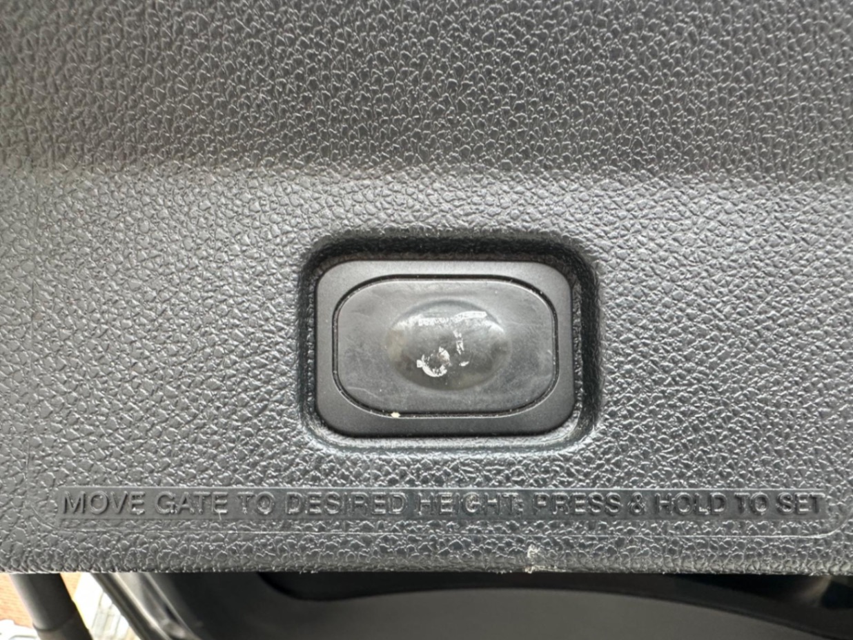 /yarafinecars/2017-Ford-Explorer-30624621188786705.jpg