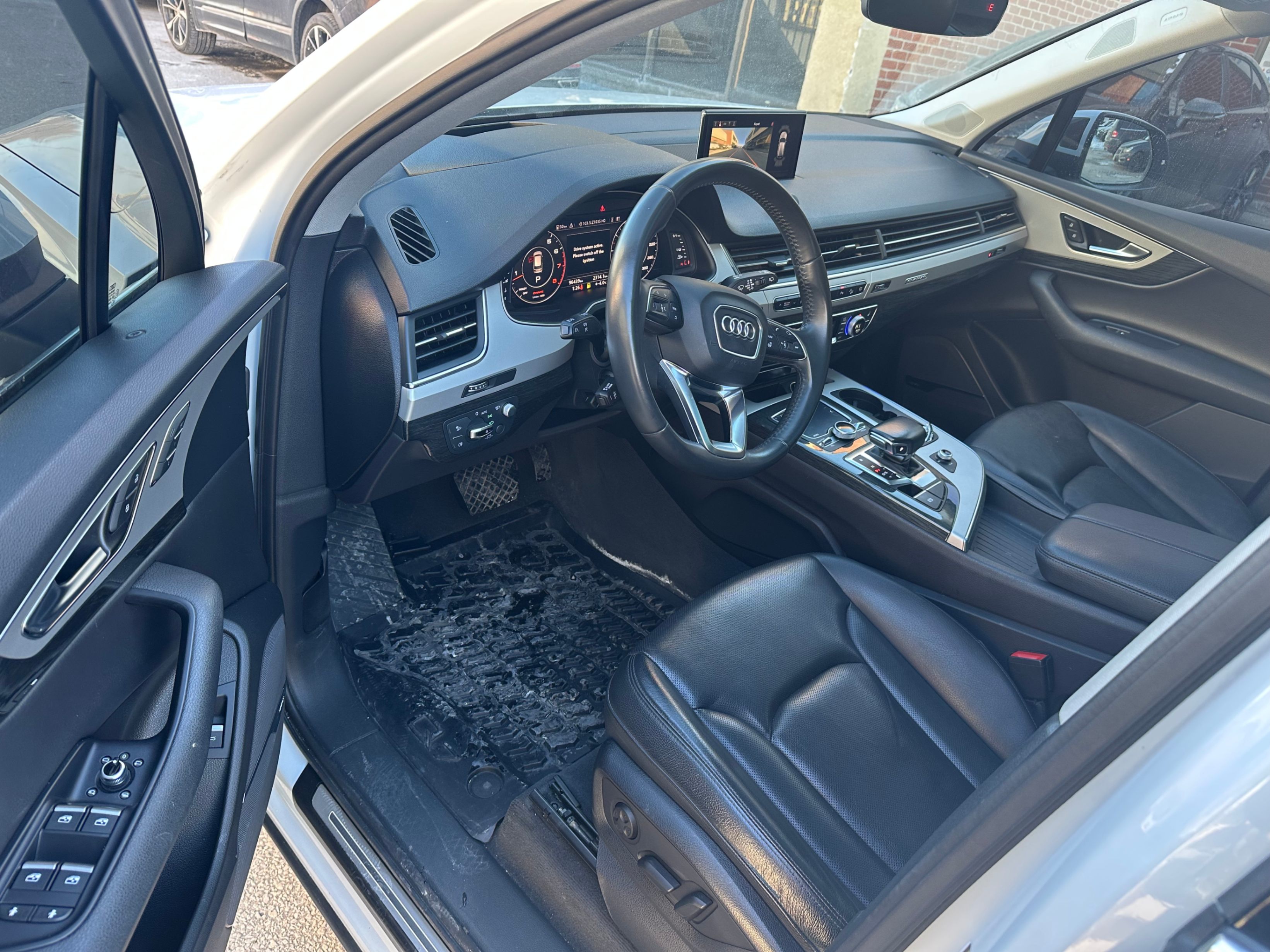 /yarafinecars/2018-Audi-Q7-14889008187961572.jpg